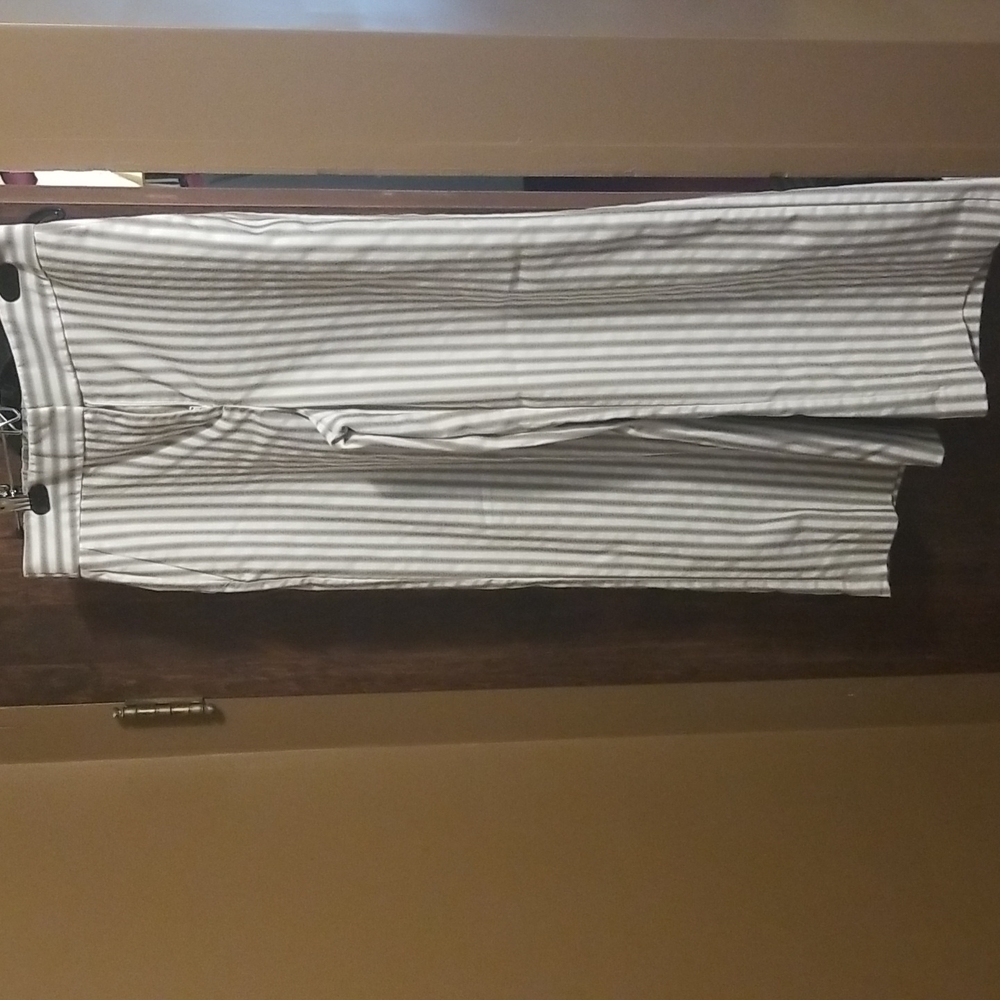 Ann Taylor Factory size 8 wide leg capris